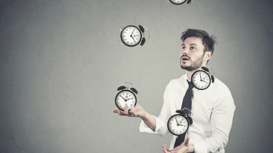 Mon outil de priorisation - Unique coaching - Homme qui jongle avec des réveils